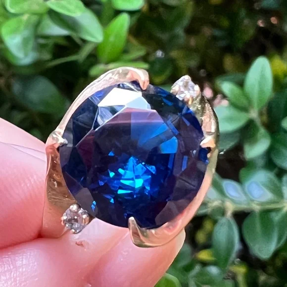 VINTAGE 10K YELLOW GOLD LARGE ROUND SYNTHETIC BLUE SPINEL RING SPRING HALLMARK